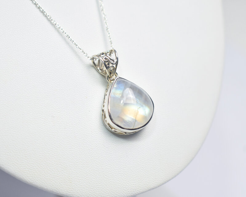 神秘的な輝きを放つレインボームーンストーンのシルバーペンダントトップ　シルバー925　天然石アクセサリー　天然石　1点物