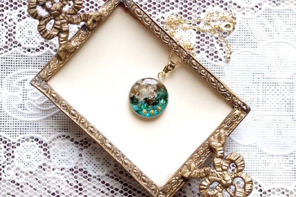 レジンアート　ラウンドペンダント〈年経た緑〉