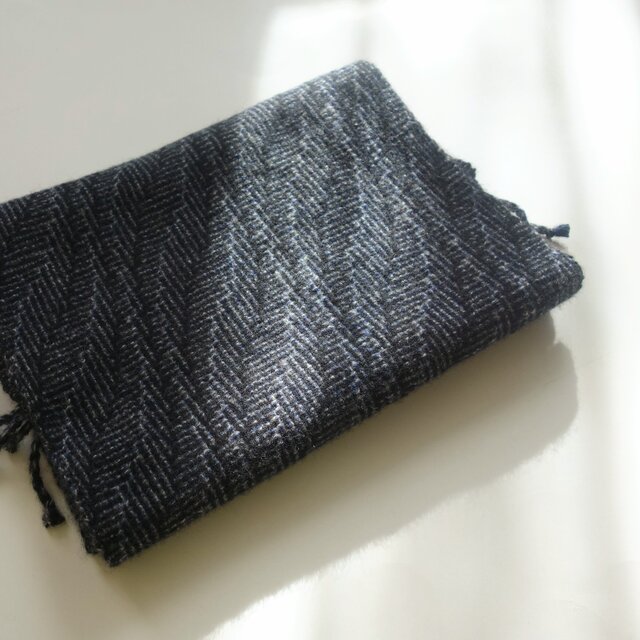 手織りカシミアマフラー・・モノトーンの葉っぱ