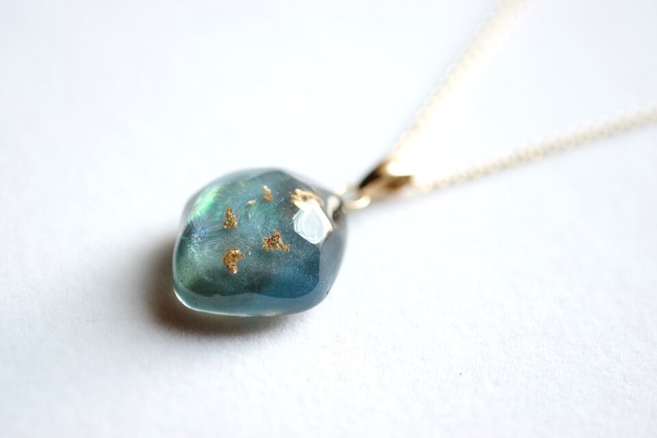 レジンアート　鉱物ペンダント〈近すぎる星たち〉