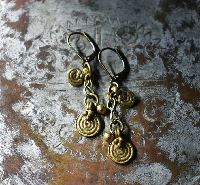 2種類の渦巻きインドブラス、小さなまん丸チャームのピアス