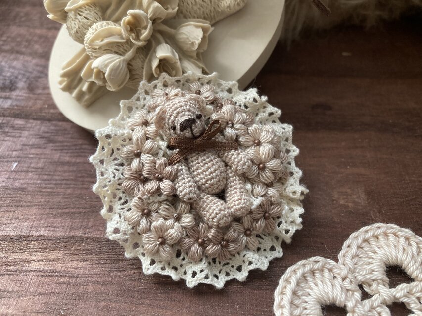 刺繍糸で編むくまと花のブローチ