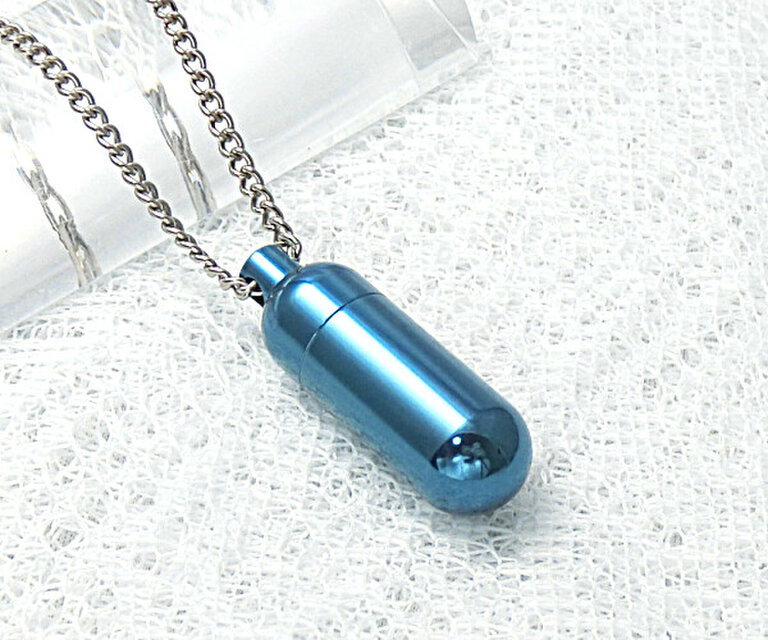 【オーシャンブルーの海へ】　　純チタン製　遺骨入れペンダント（内部に硬質ガラス容器付）一生もの　　◎日本製