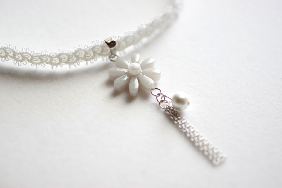 【受注製作】レジンアート　お花とタティングレースとサテンリボンのチョーカー〈かつて天使だったもの〉