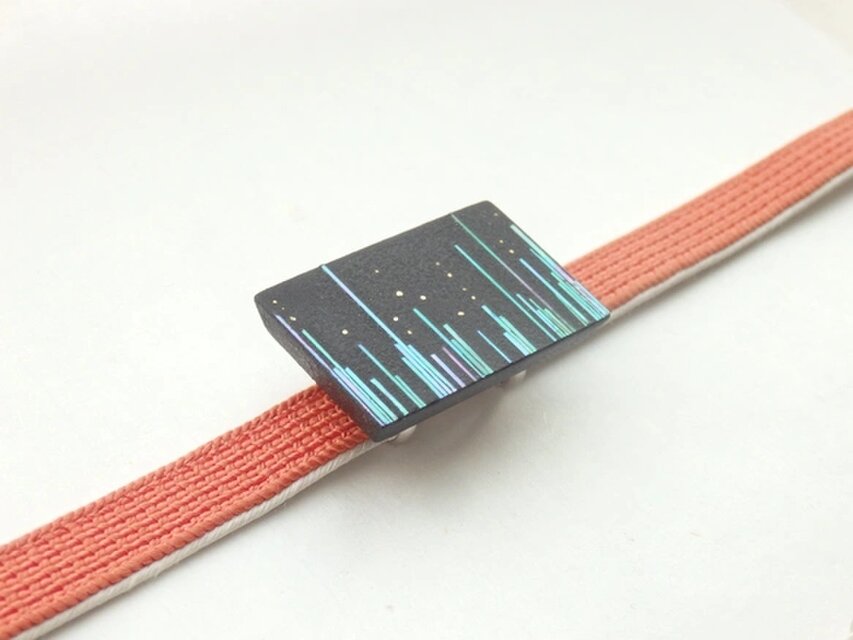 漆工芸　螺鈿帯留め　青貝縦ストライプ模様