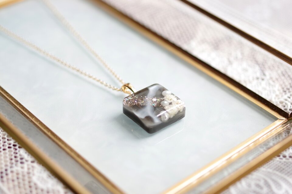 【受注製作】レジンアート　スクエアペンダント〈煌めく夜〉