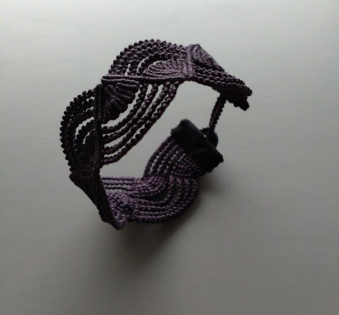 ブレスレット パンジー　ダークグレー　マクラメレース　