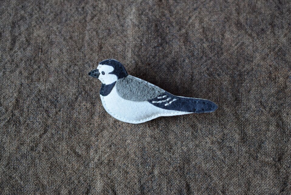 革ブローチ　ハクセキレイ