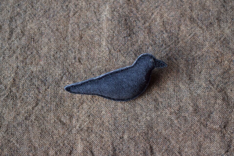 革ブローチ　カラス