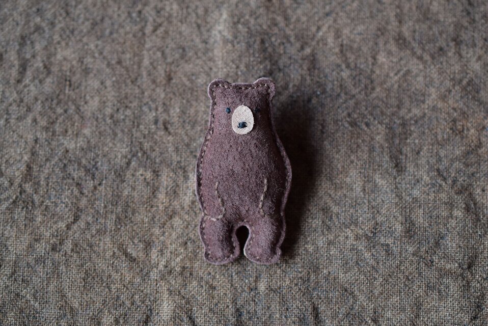 革ブローチ　ヒグマ