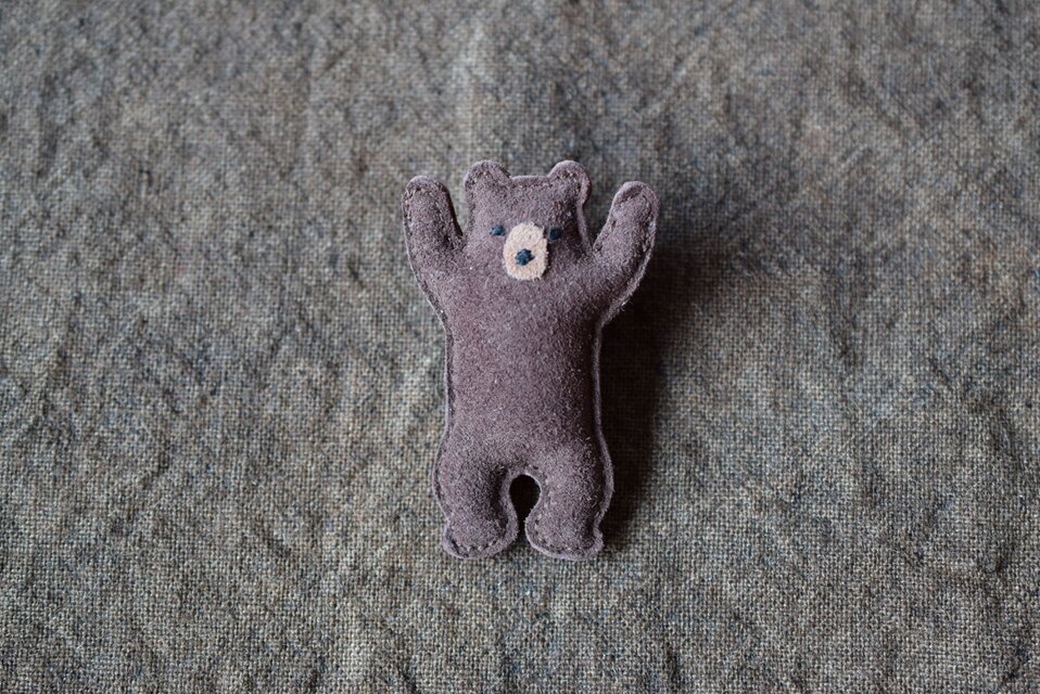 革ブローチ　ヒグマ　バンザイ