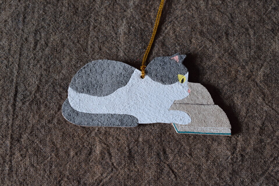 革オーナメント　本を読む猫