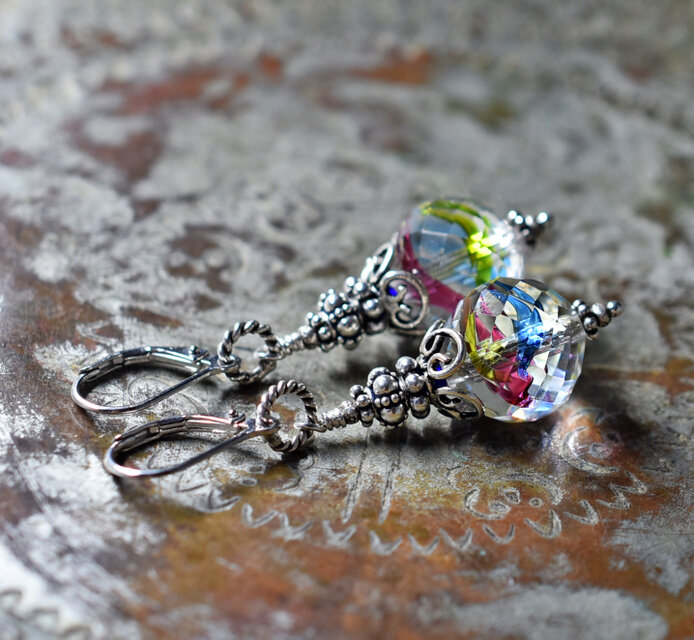 大き目なアンティークアイリスガラスとシルバービーズ、隠しブルービーズのピアス