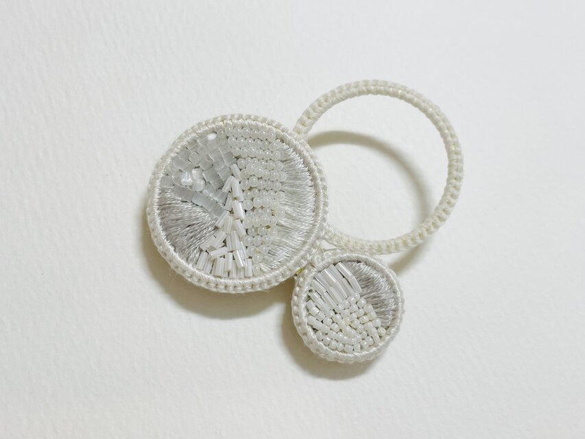【糸とガラスの景色】軽くて存在感ある手刺繍ブローチ　Lサイズ白　ホワイト