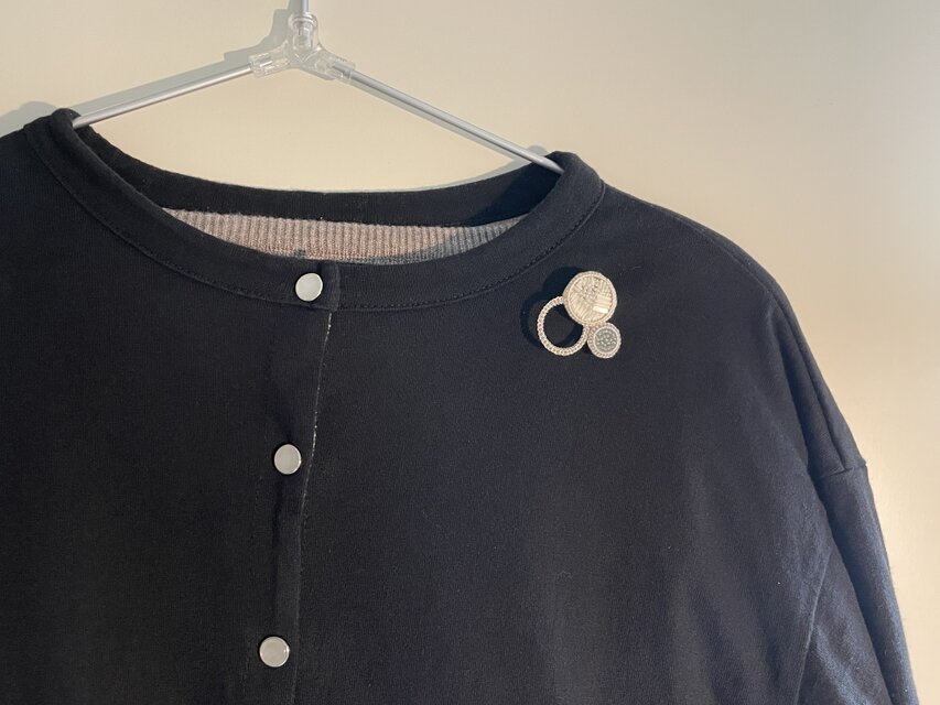 【糸とガラスの景色】軽くて存在感ある手刺繍のブローチ　Sサイズ銀と白　シルバーホワイト