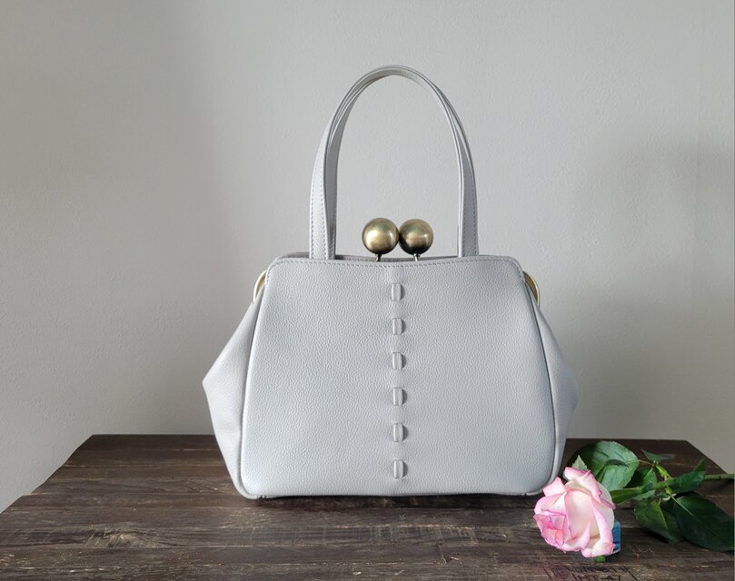 ★受注制作★シュリンクレザーのハンドバッグ（アイスグレー）