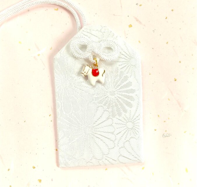 縁起良い菊柄生地の　【午年お守り袋】　選べる「叶結びの色」　2026