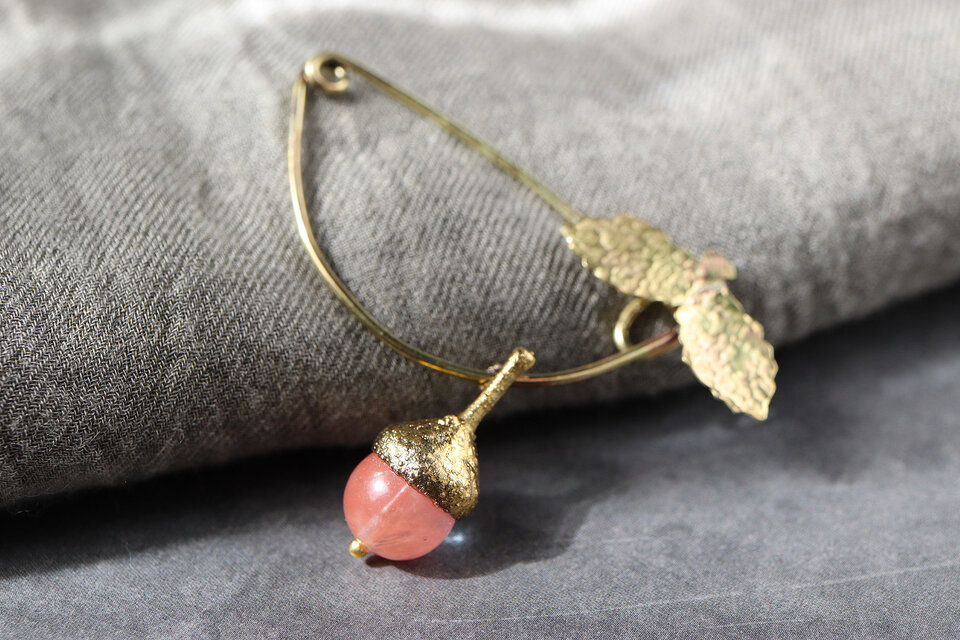 ドングリのブローチ［ピンク］