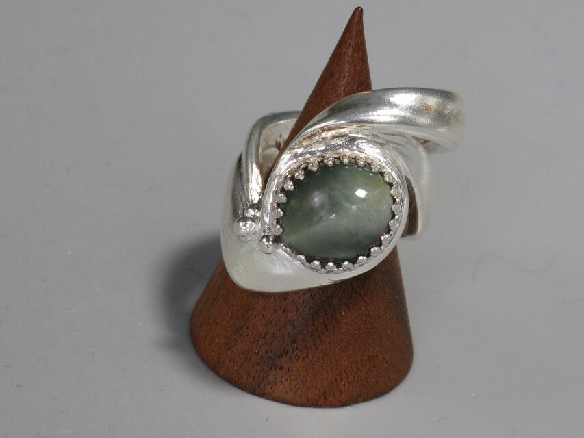 地味な色でも美しい