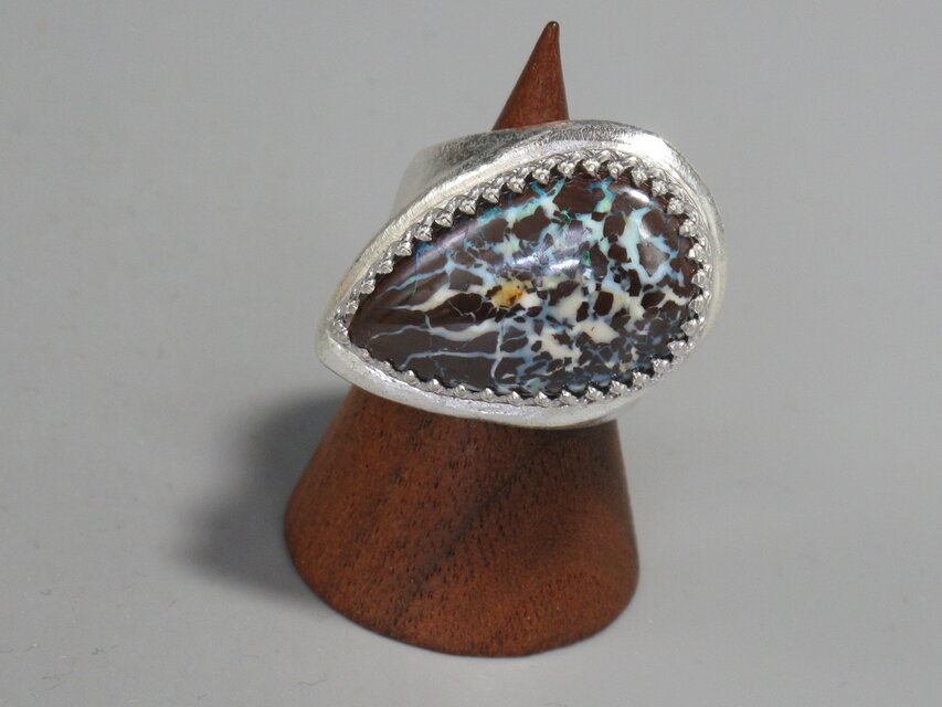 細かい緻密な模様