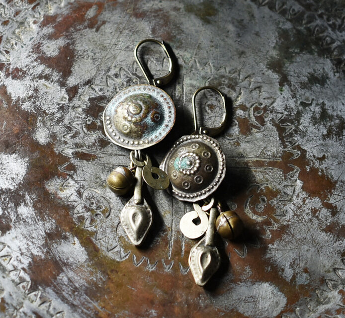 魔法陣の様なoldアフガンメタルパーツとペイズリーパーツ、鈴のピアス