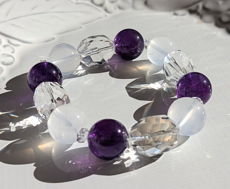 『ウルグアイ産アメジスト（非加熱）&ムーンクォーツ（アンフィボールインクォーツ）クリアクォーツのブレスレット』