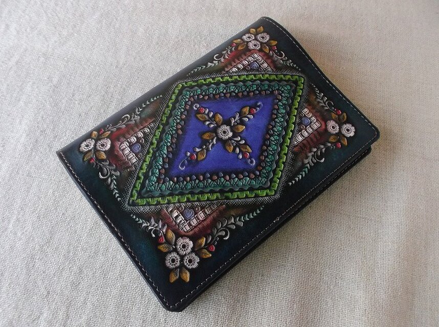 黒紫焔　コクシエン⑨ブックカバー 文庫サイズブックカバー 刻印、拭き染め 牛革 | iichi 日々の暮らしを