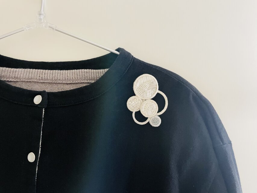 【糸とガラスの景色】ブローチセット　軽くて存在感ある手刺繍のブローチ　Lサイズ白　Sサイズ銀　bホワイトとシルバー