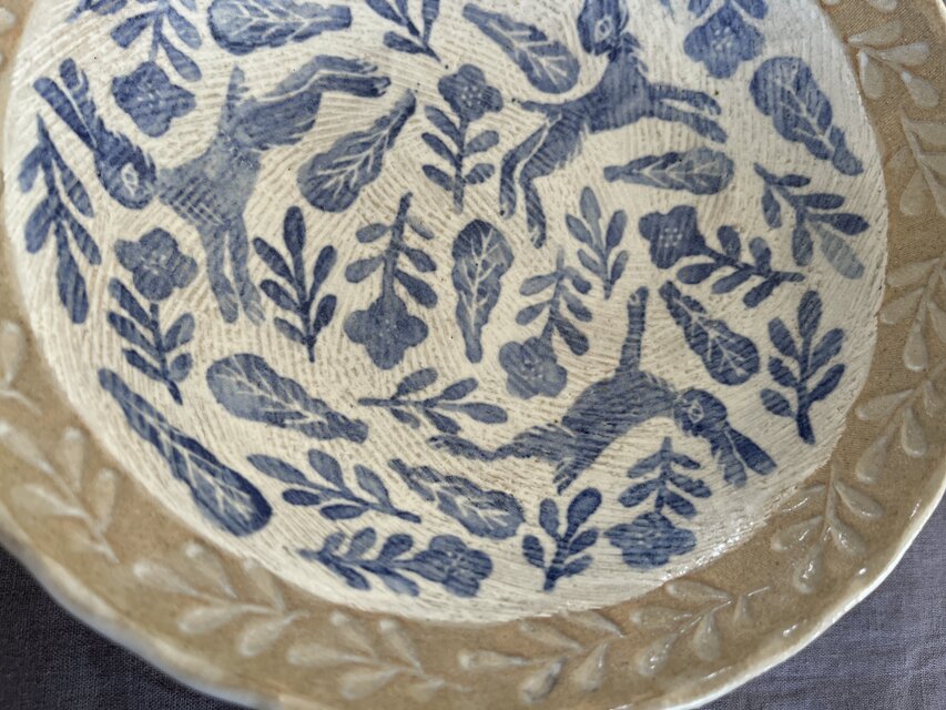 うさぎ染め付け大鉢 『野あそび』 | iichi 日々の暮らしを心地よくする