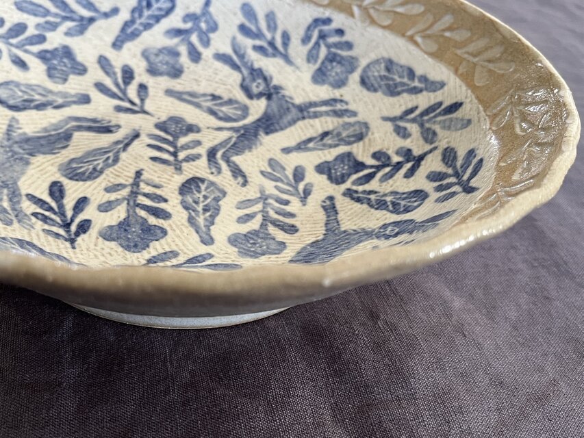 うさぎ染め付け大鉢 『野あそび』 | iichi 日々の暮らしを心地よくする