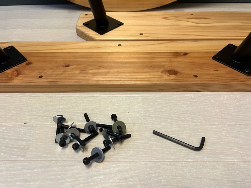 送料無料】 テーブル 丸形 90cm 杉 Nt アイアン製ボルト連結脚 | iichi