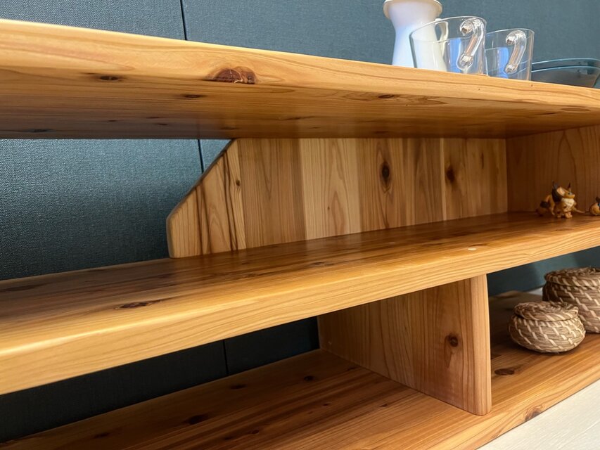 送料無料】 テレビボード 棚板付き 縦格子型 シェルフ 小物置き 杉