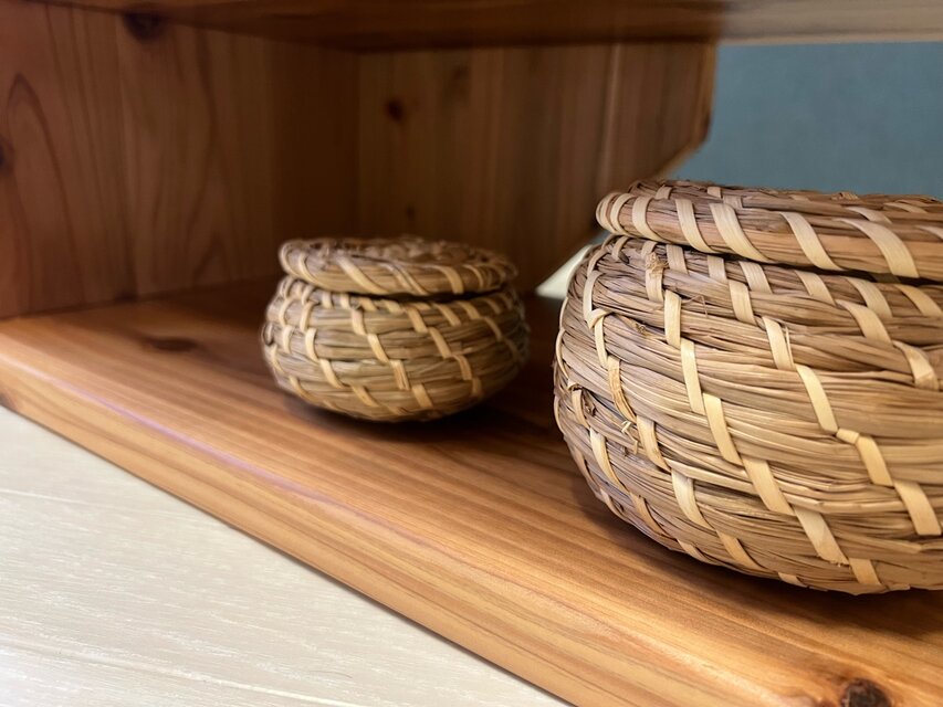 送料無料】 テレビボード 棚板付き 縦格子型 シェルフ 小物置き 杉