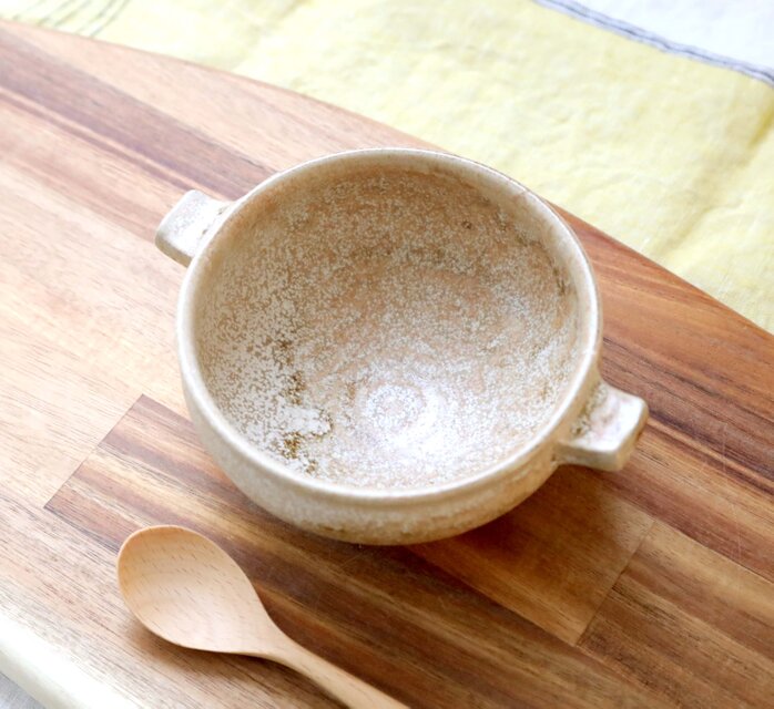 白茶色の耳付きスープボウル