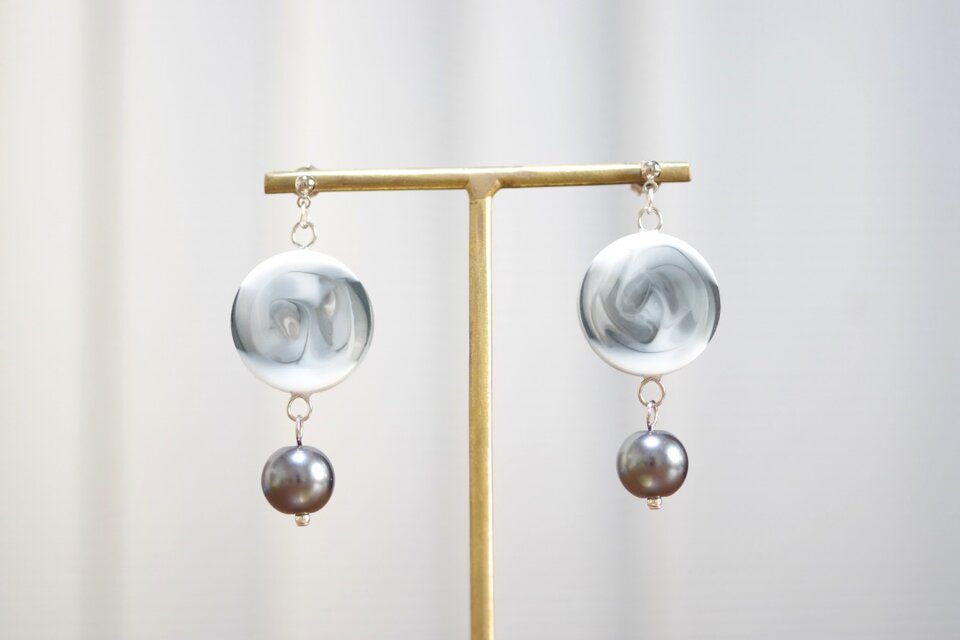 レジンアート　ラウンドモチーフとガラスパールのピアス〈つむじ風の夜〉