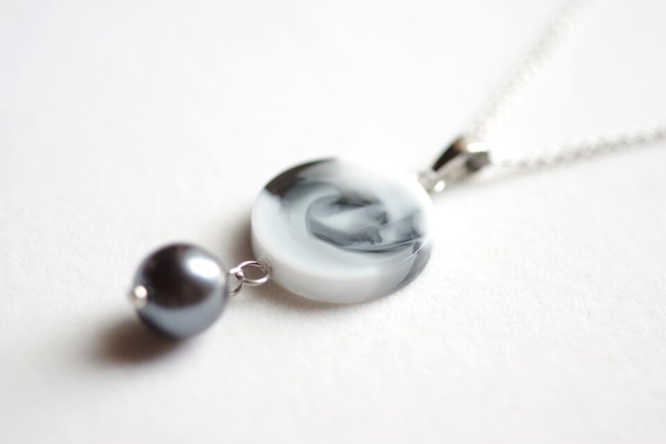 レジンアート　ラウンドモチーフとガラスパールのペンダント〈つむじ風の夜〉