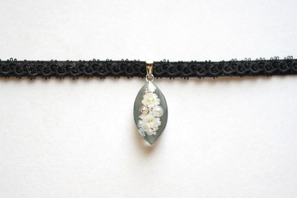 【受注製作】レジンアート　マーキスモチーフとタティングレースとベルベットリボンのチョーカー〈儚い後ろ姿〉