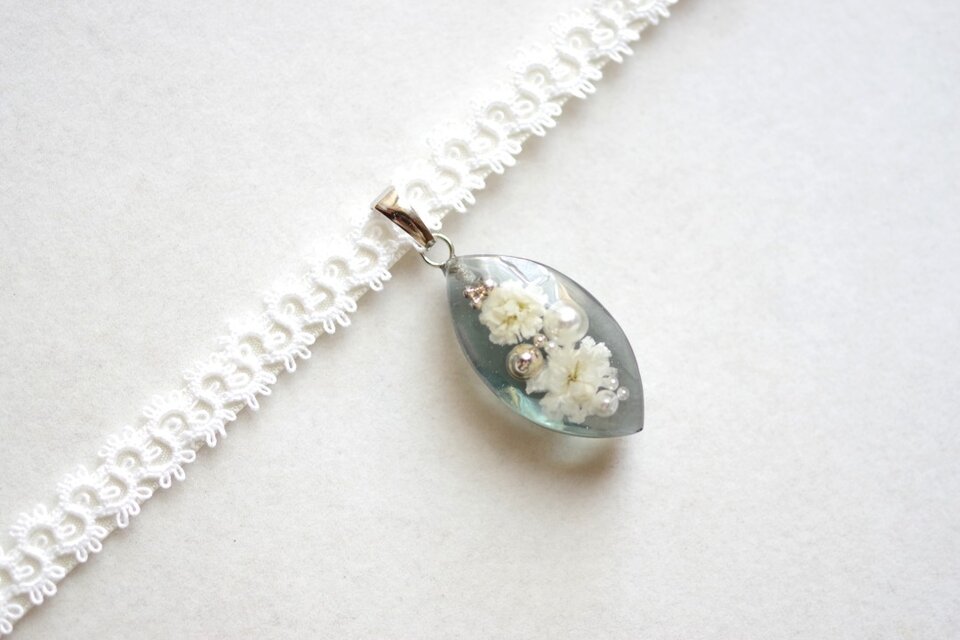 【受注製作】レジンアート　マーキスモチーフとタティングレースとサテンリボンのチョーカー〈儚い後ろ姿〉