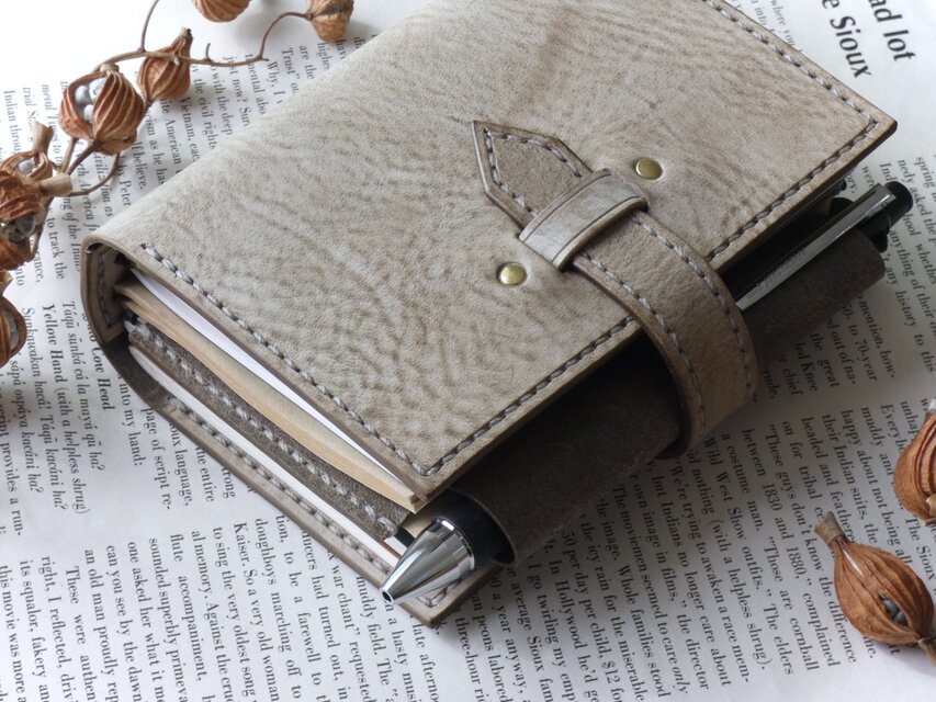 トラベラーズノートカバー／パスポートサイズ／革／グレー | iichi