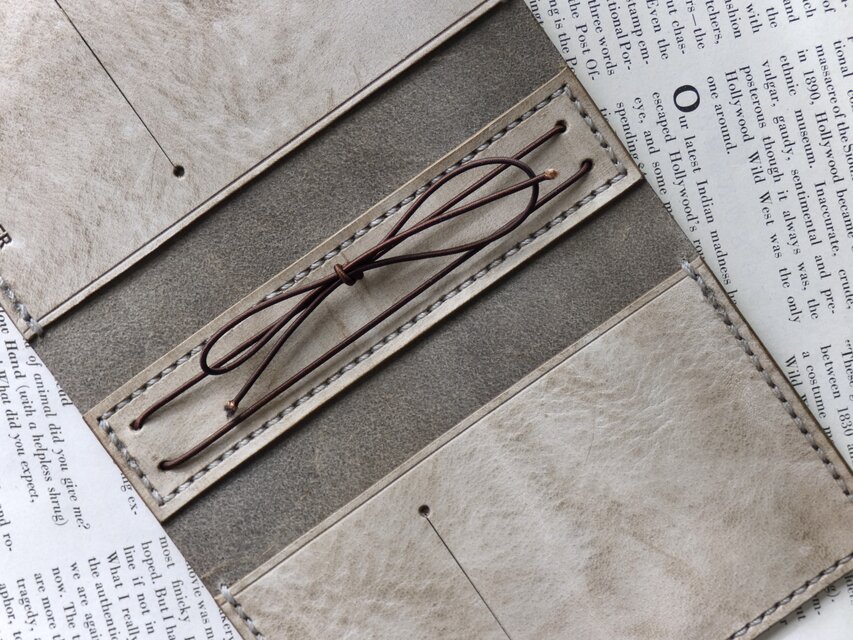 トラベラーズノートカバー／パスポートサイズ／革／グレー | iichi