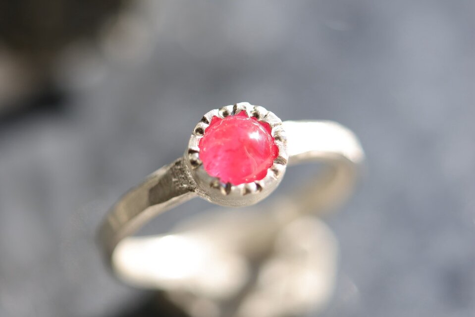 【タイで惚れた1石】タイ産　リフュージョンルビー・シルバーリング【陽ノ手】