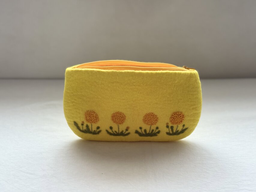羊毛刺繍フェルトポーチ/  たんぽぽ
