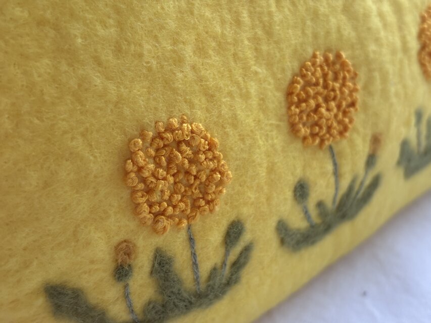羊毛刺繍フェルトポーチ/ たんぽぽ | iichi 日々の暮らしを心地よく