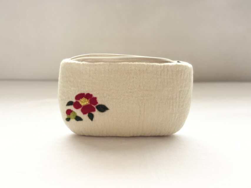 羊毛刺繍フェルトポーチ/  紅椿
