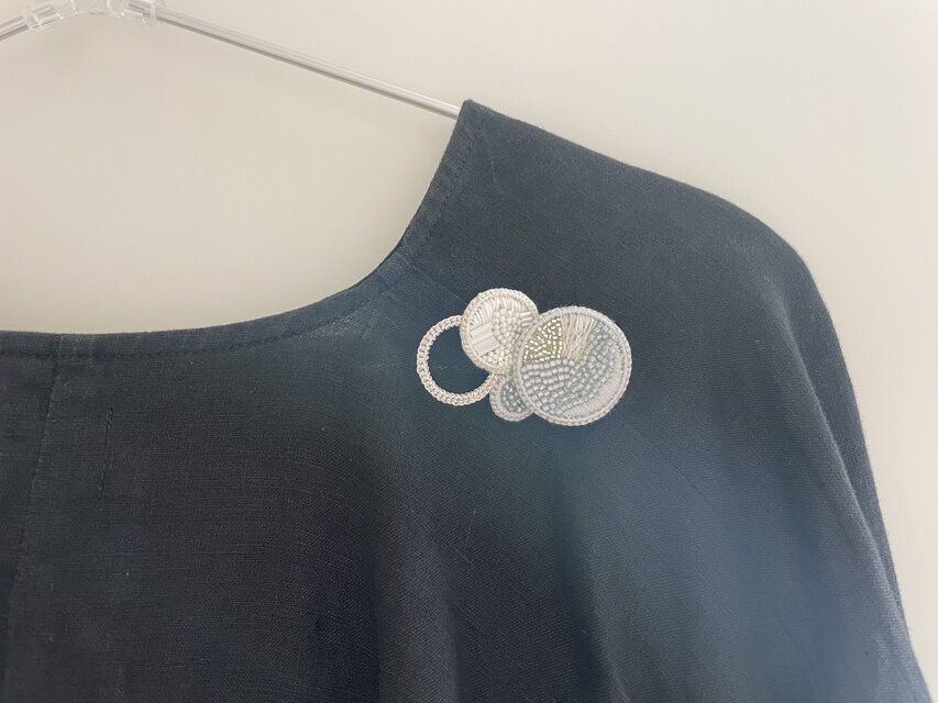 【糸とガラスの景色】ブローチセット　軽くて存在感ある手刺繍のブローチ　MとSサイズ 銀と白　ホワイトとシルバー