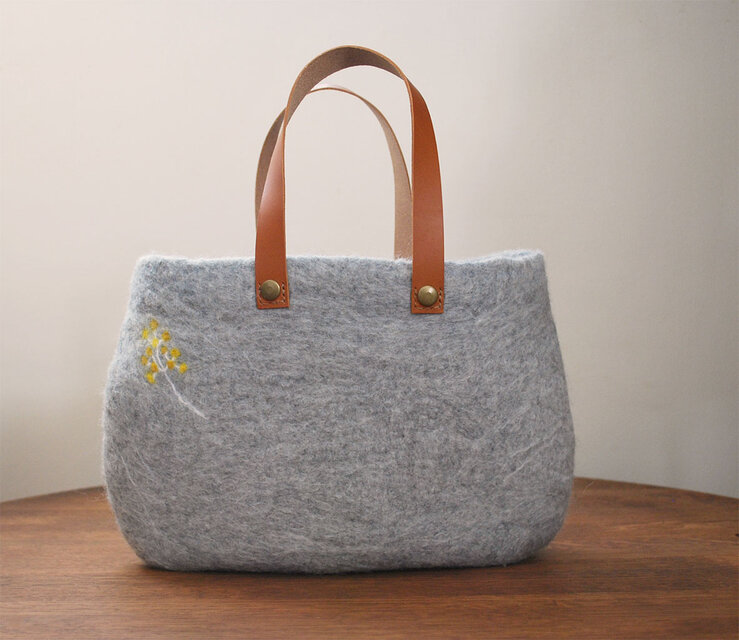 羊毛フェルトバッグ/花と鳥 | iichi 日々の暮らしを心地よくする