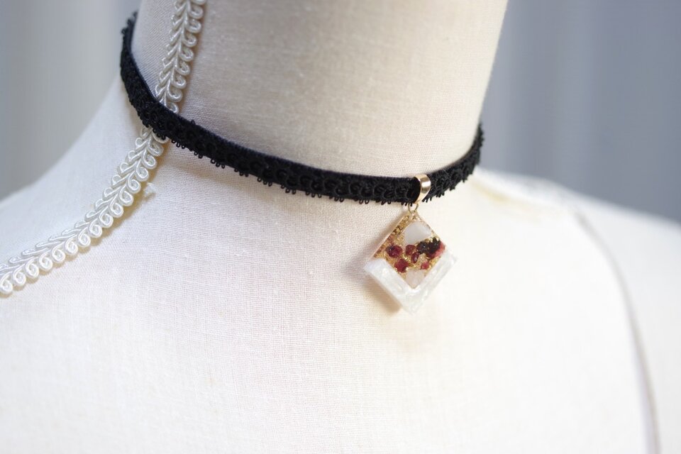 【受注製作】レジンアート　スクエアモチーフとタティングレースとベルベットリボンのチョーカー〈冥界の石榴の実〉