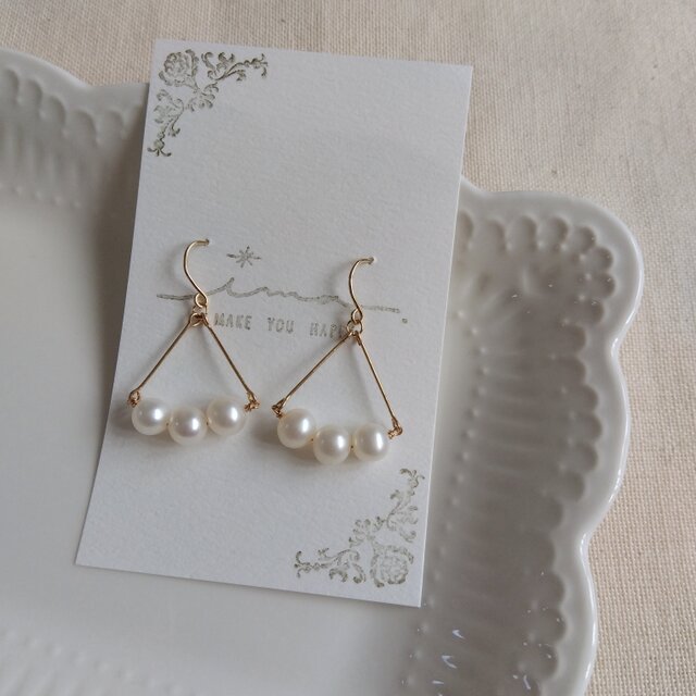 14kgf 淡水パールの３粒カーブピアス