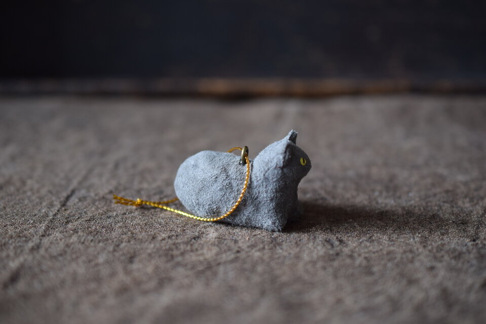 革オーナメント　グレー猫