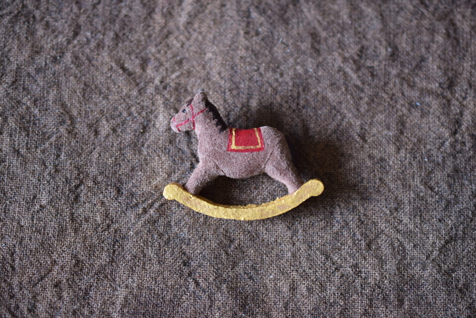 革ブローチ　木馬